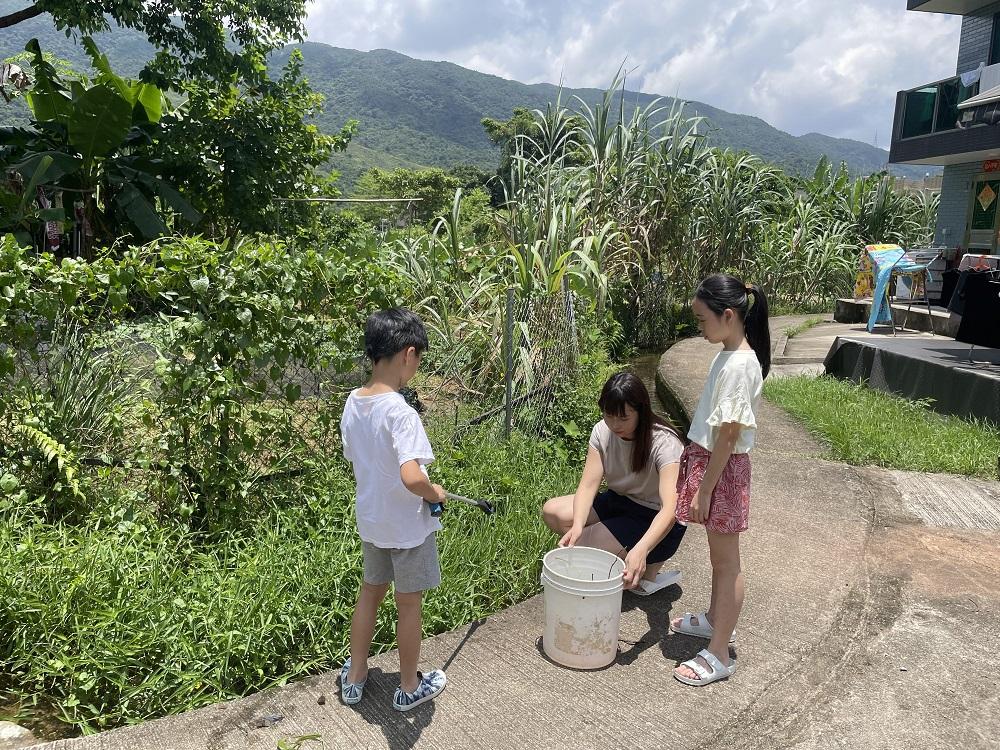 Suki會獎勵孩子一同清理溪流中的垃圾。