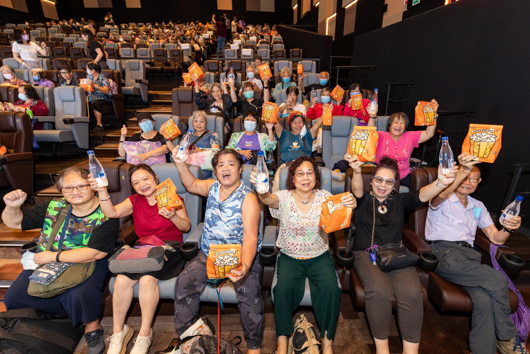 港燈邀請長者一同看電影。(港燈提供)