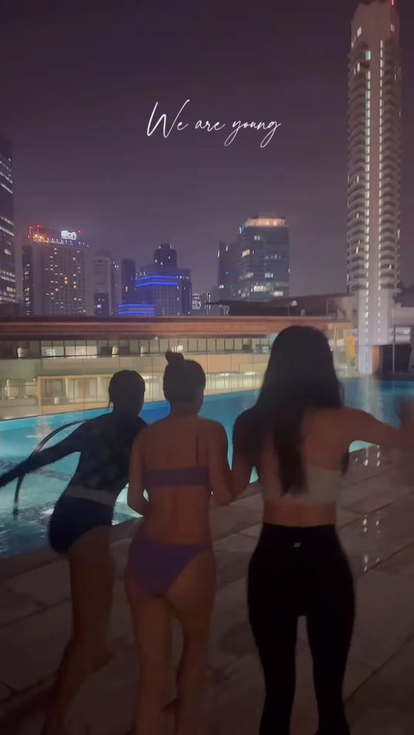 陳瀅當時以紫色比堅尼上陣,與Dada陳靜與王敏奕三人又手拖手地跳落泳池