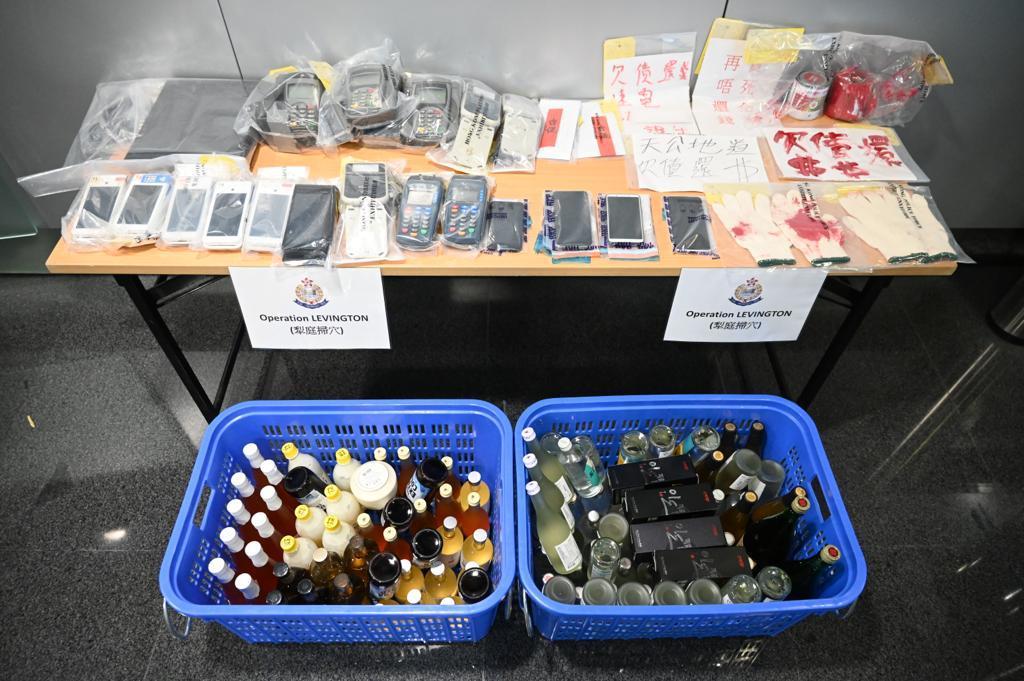 警方在「犁庭掃穴」行動中檢獲不同證物。