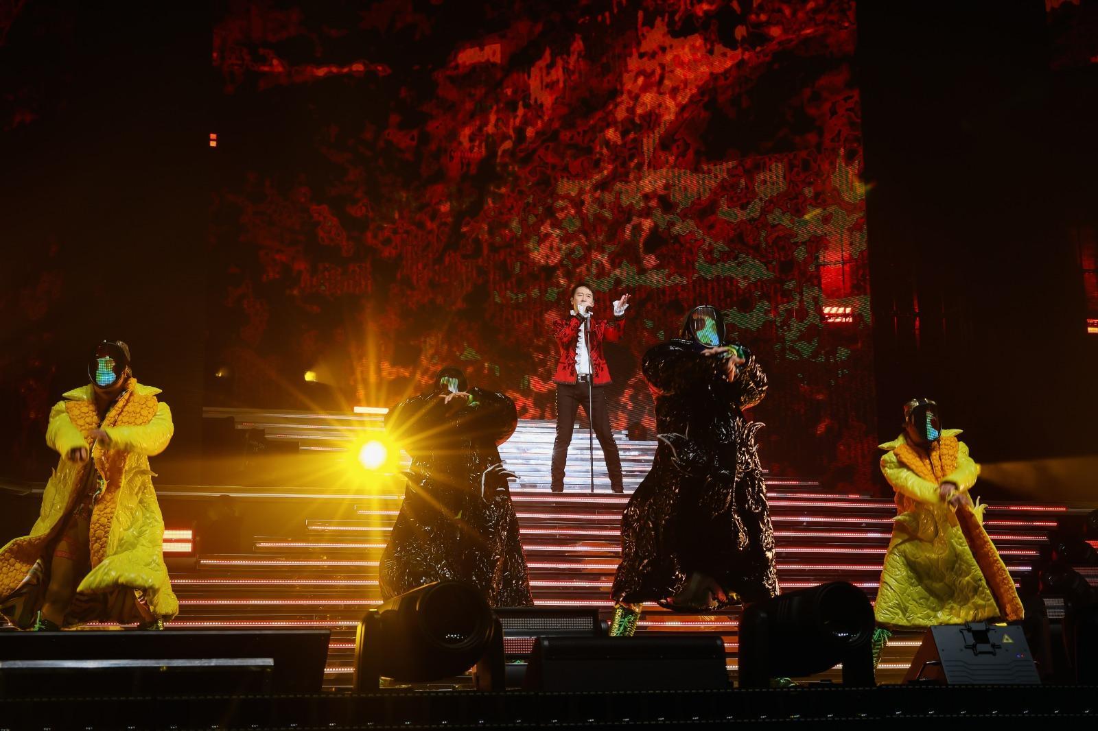 黎天王已決定在今年11月重踏紅館舞台開演唱會!