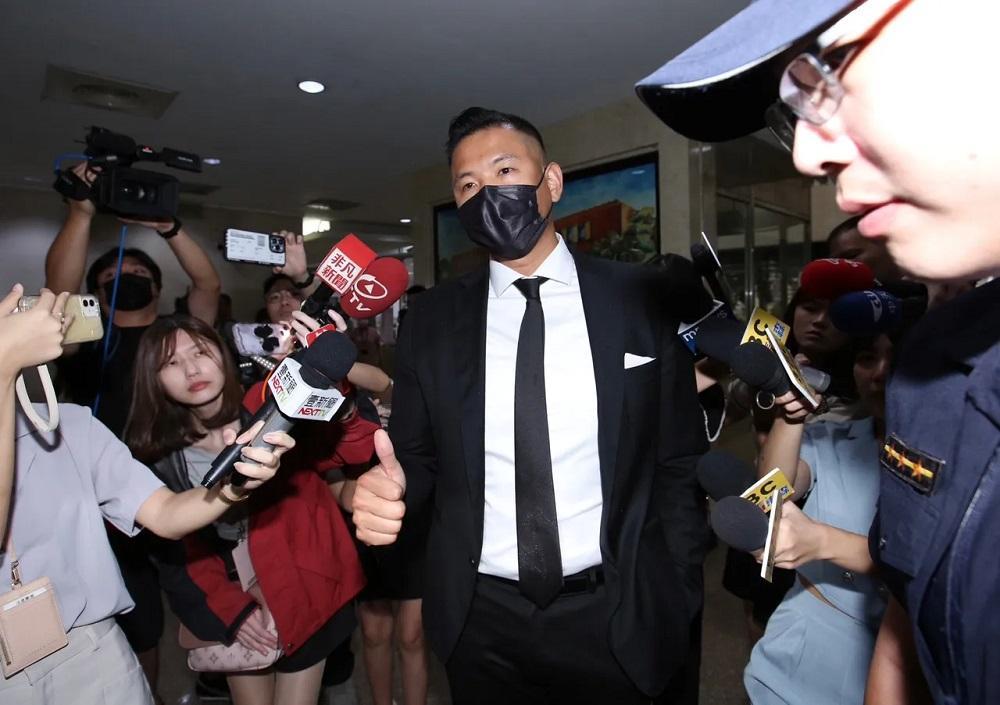 台灣metoo|台灣藝人「黑人」陳建州今日現身法庭應訊。