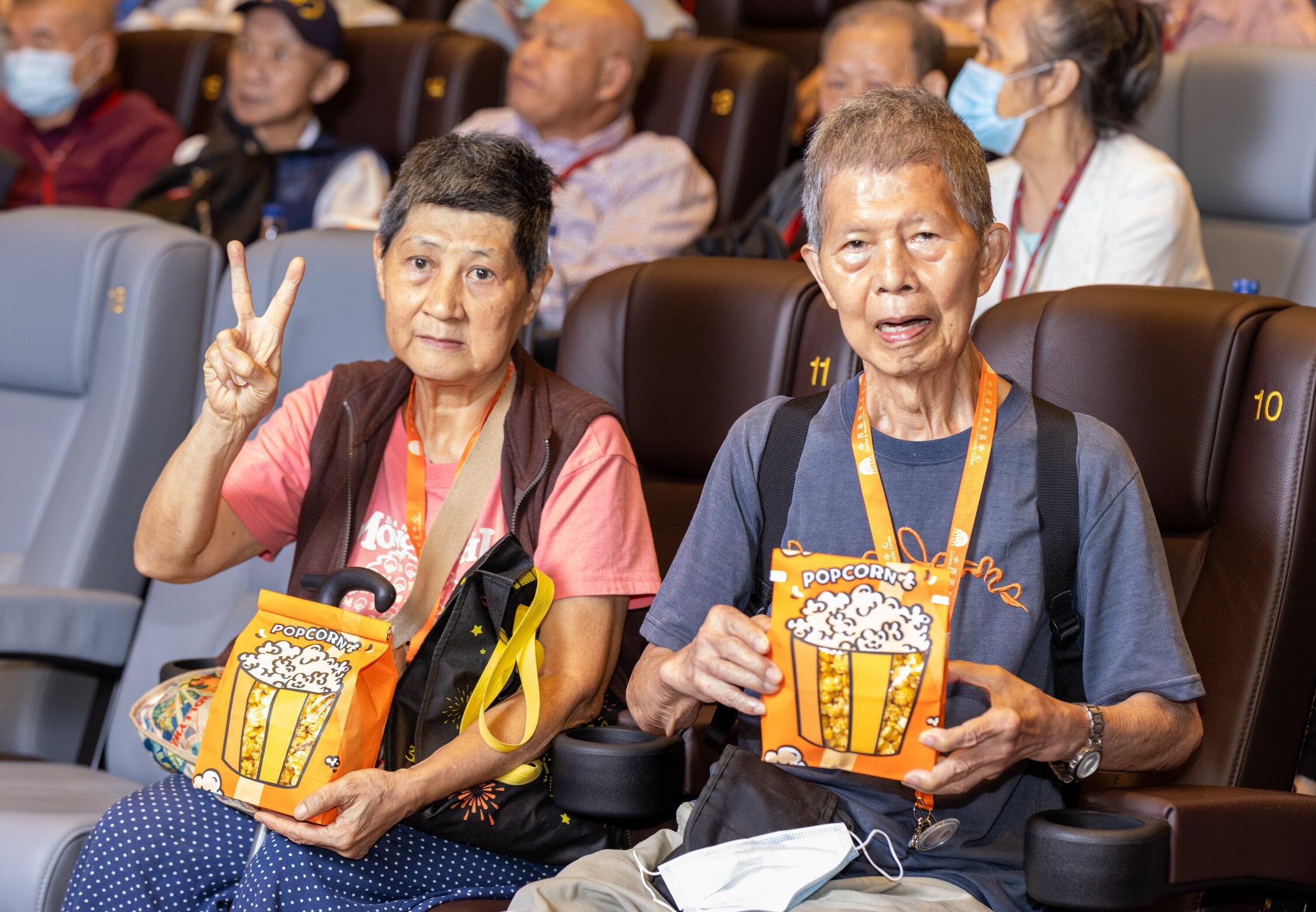 港燈邀請長者一同看電影。(港燈提供)