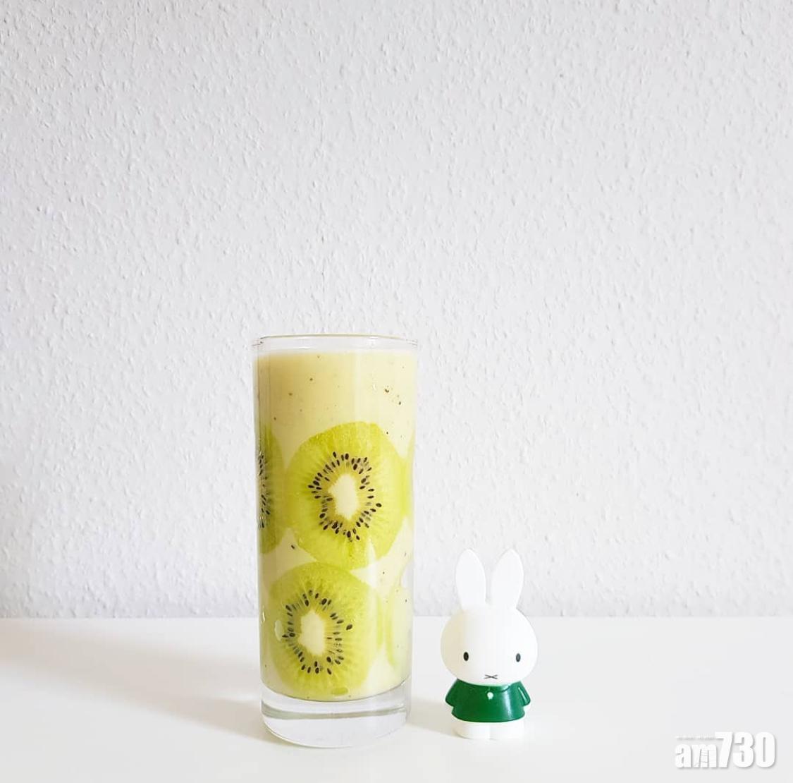 消暑飲品自製|奇異果和香蕉都屬減肥必備水果,再加上清甜的雪梨,令果汁變得既好喝又健康。(instagram @momo_daily365 )