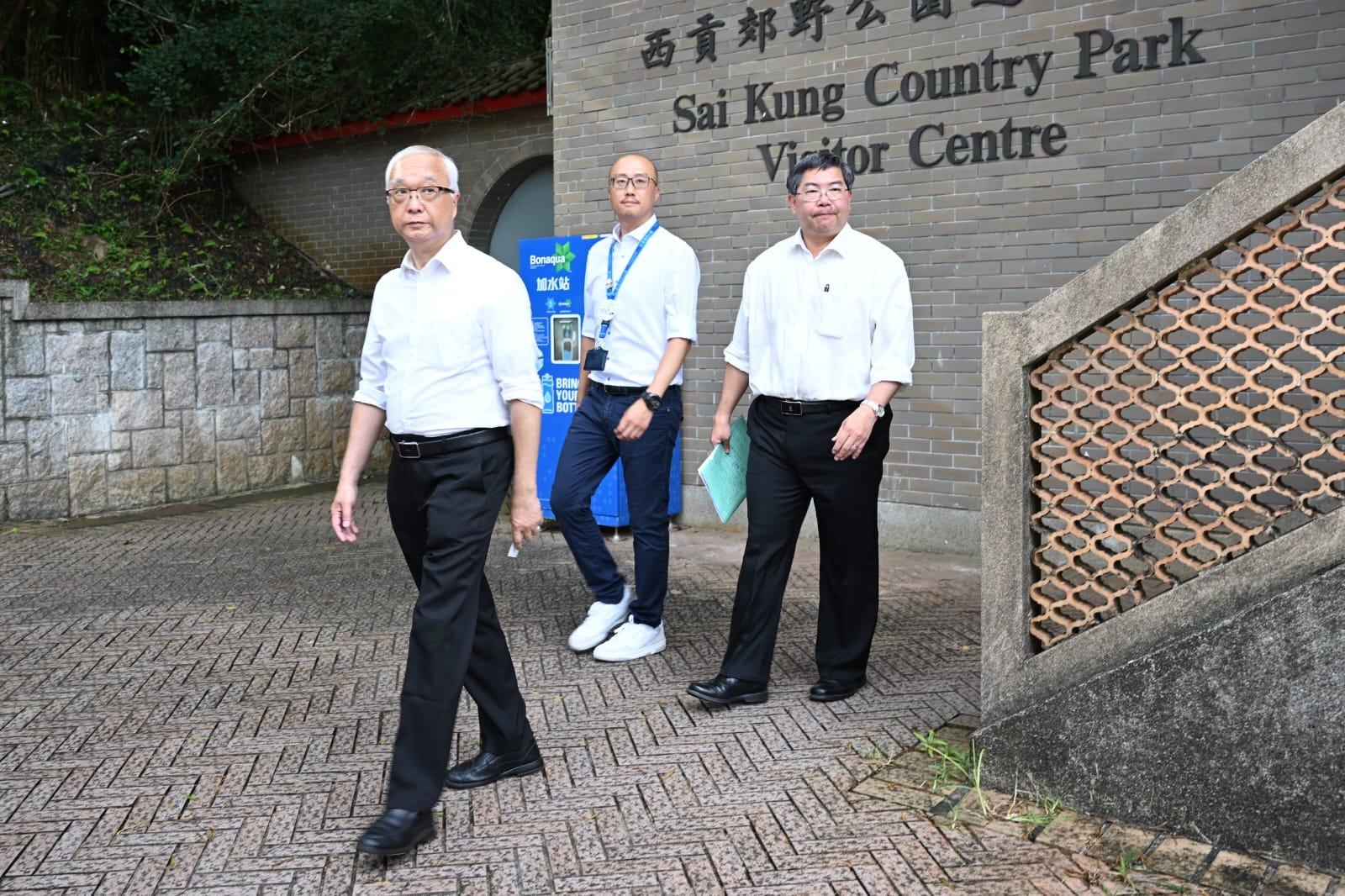 環境及生態局局長謝展寰下午聯同漁護署署長梁肇輝等,到萬宜水庫西霸了解鯨魚屍體解剖工作。(陳奕釗攝)