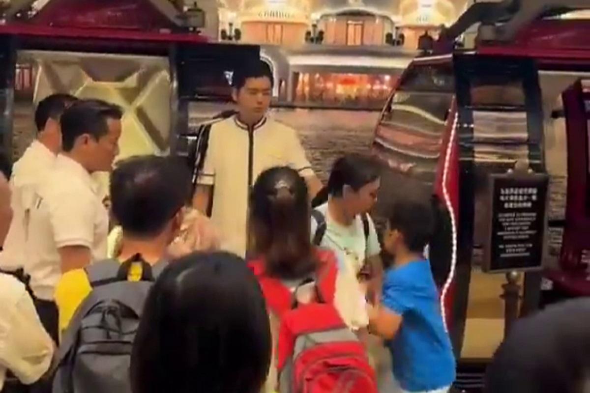 在澳門,一名男童被指乘搭多圈免費纜車後被要求落車,其後與職員理論。(FB專頁「澳門Secret」影片)