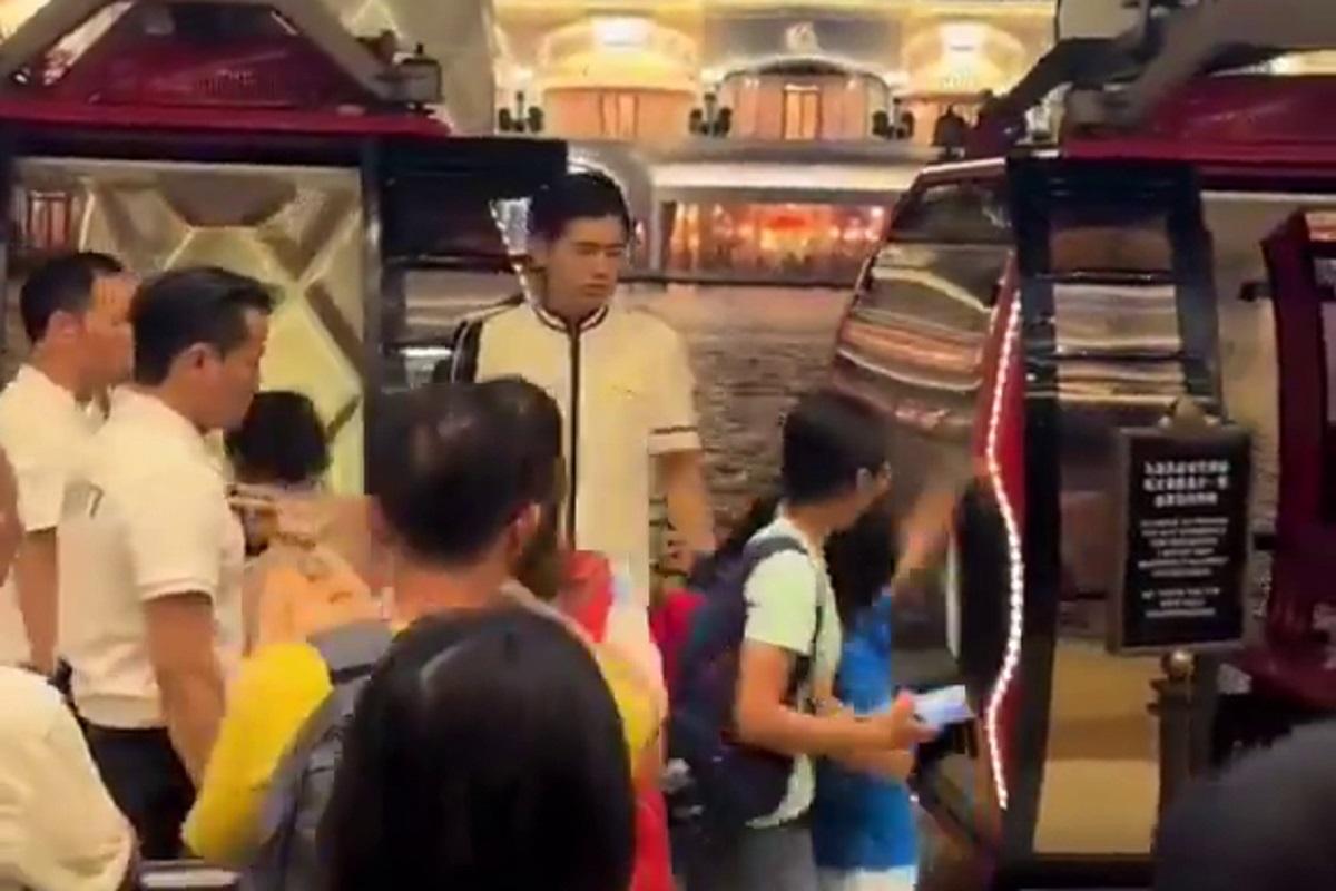 在澳門,一名男童被指乘搭多圈免費纜車後被要求落車,其後與職員理論。(FB專頁「澳門Secret」影片)