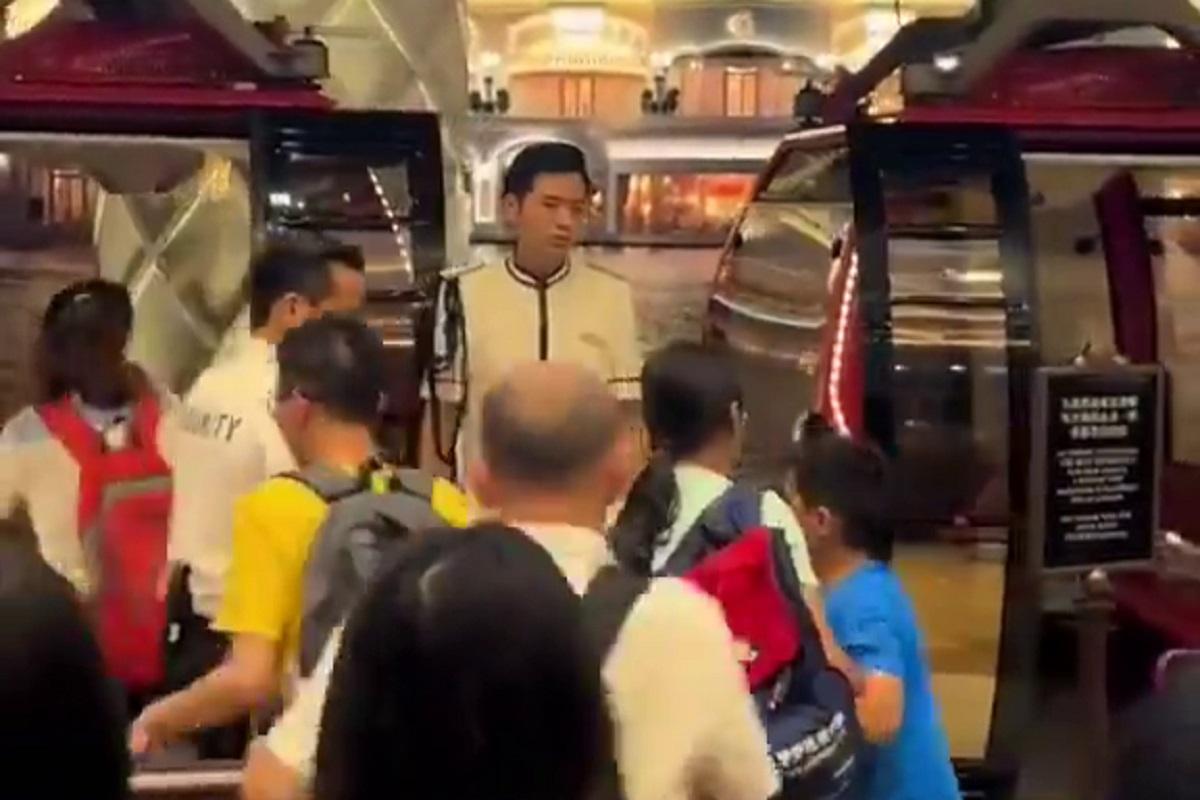 在澳門,一名男童被指乘搭多圈免費纜車後被要求落車,其後與職員理論。(FB專頁「澳門Secret」影片)