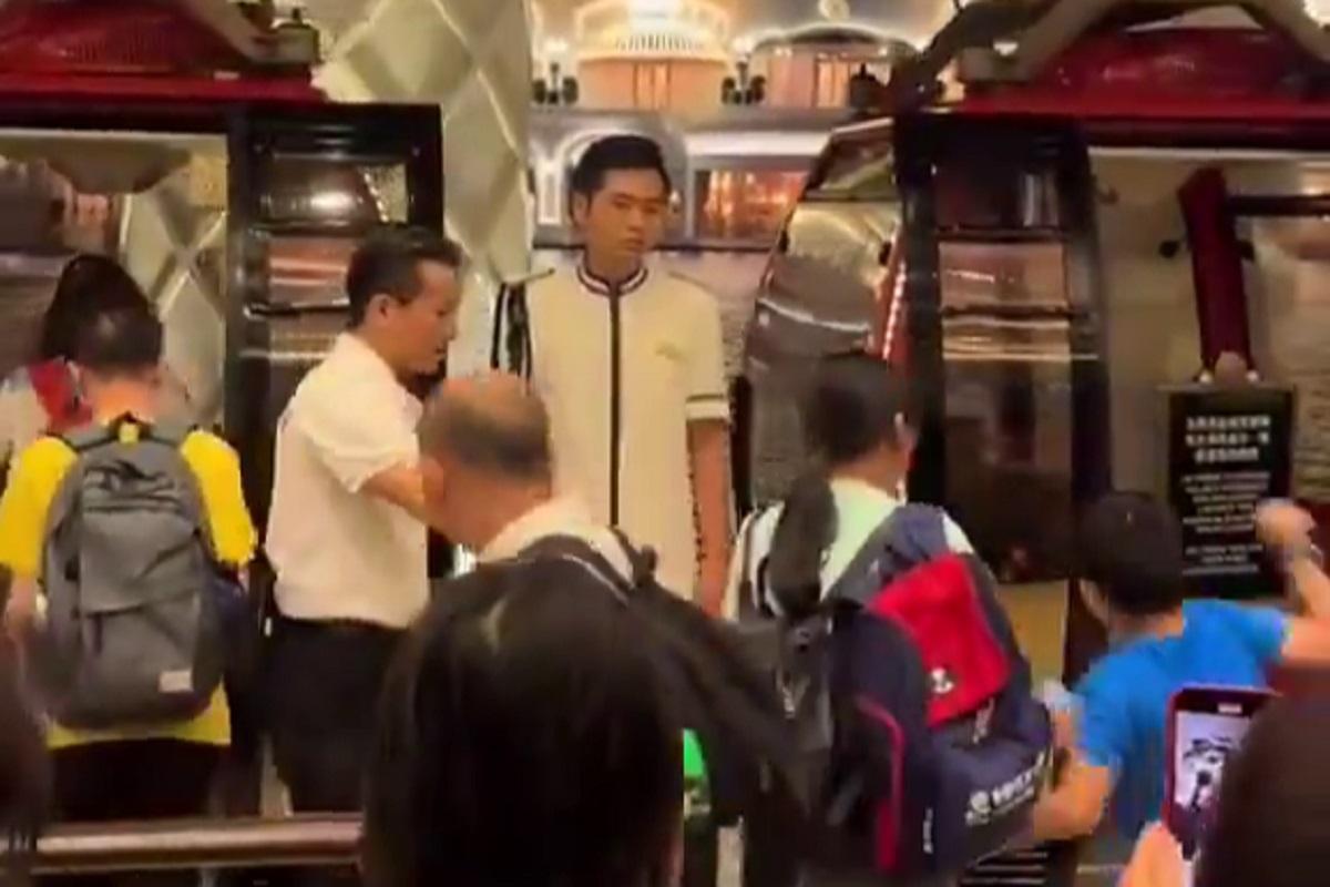 在澳門,一名男童被指乘搭多圈免費纜車後被要求落車,其後與職員理論。(FB專頁「澳門Secret」影片)