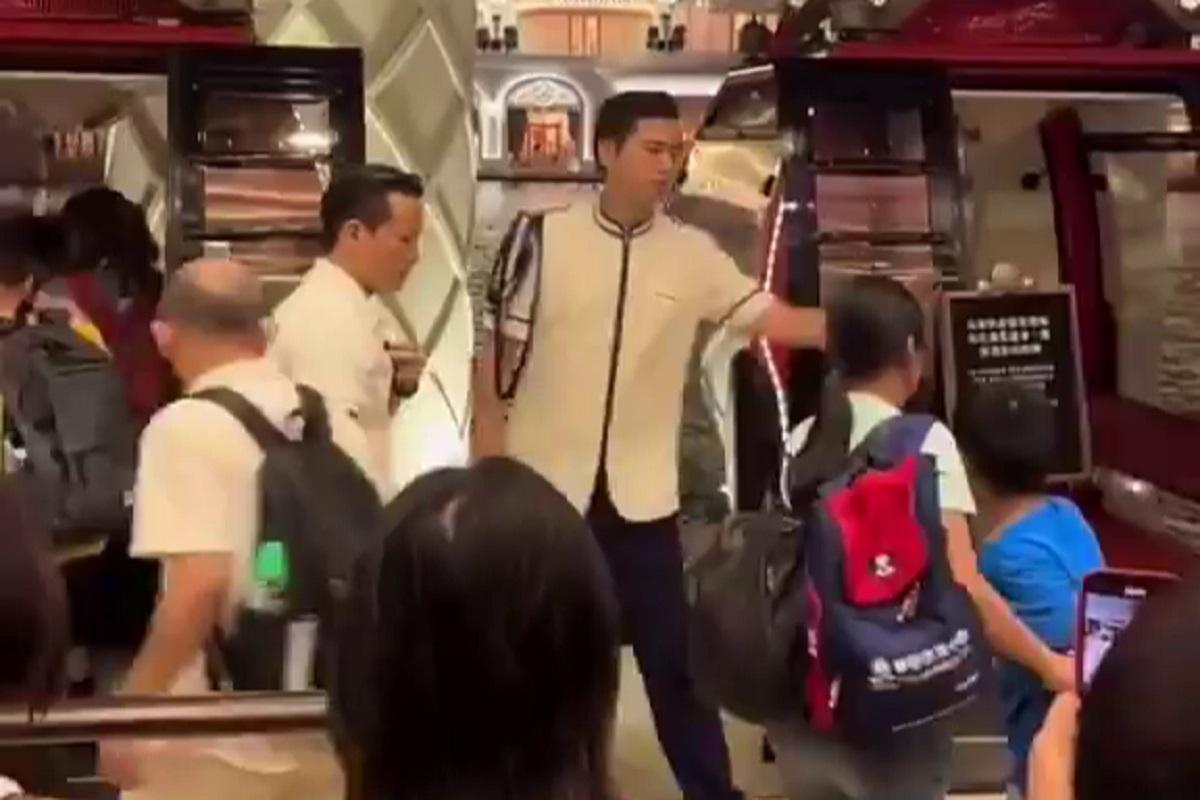 在澳門,一名男童被指乘搭多圈免費纜車後被要求落車,其後與職員理論。(FB專頁「澳門Secret」影片)