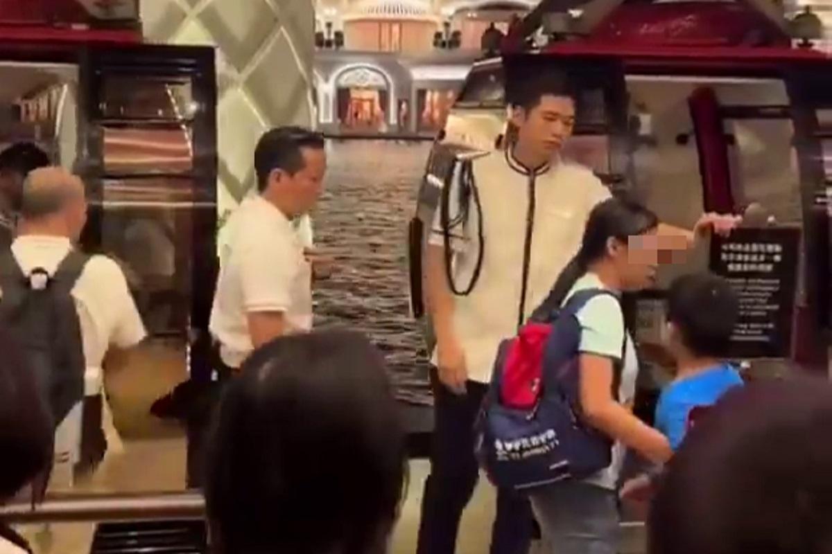 在澳門,一名男童被指乘搭多圈免費纜車後被要求落車,其後與職員理論。(FB專頁「澳門Secret」影片)