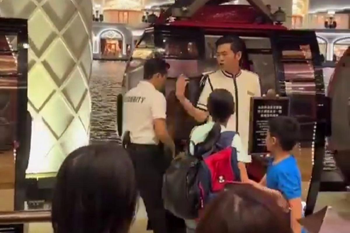 在澳門,一名男童被指乘搭多圈免費纜車後被要求落車,其後與職員理論。(FB專頁「澳門Secret」影片)