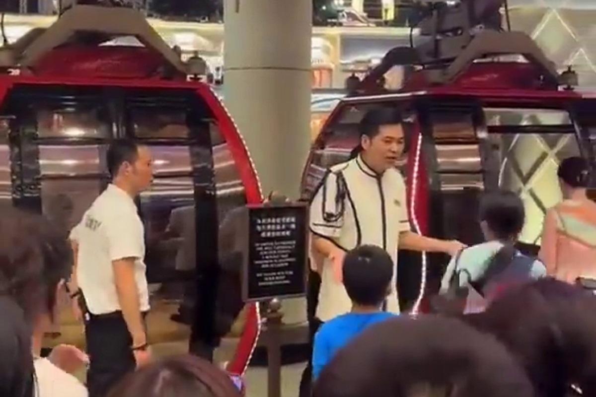 在澳門,一名男童被指乘搭多圈免費纜車後被要求落車,其後與職員理論。(FB專頁「澳門Secret」影片)