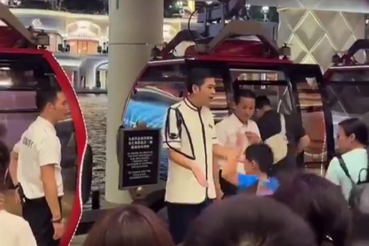 在澳門,一名男童被指乘搭多圈免費纜車後被要求落車,其後與職員理論。(FB專頁「澳門Secret」影片)