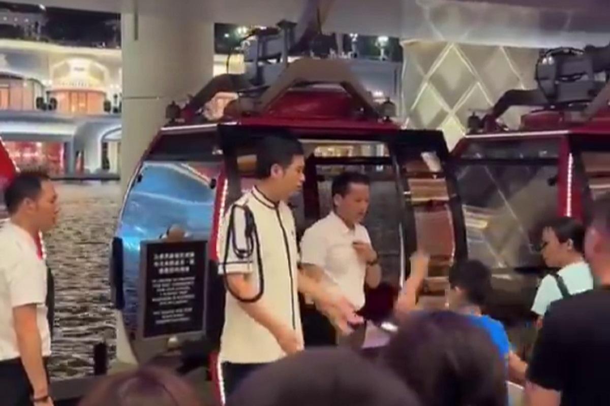 在澳門,一名男童被指乘搭多圈免費纜車後被要求落車,其後與職員理論。(FB專頁「澳門Secret」影片)