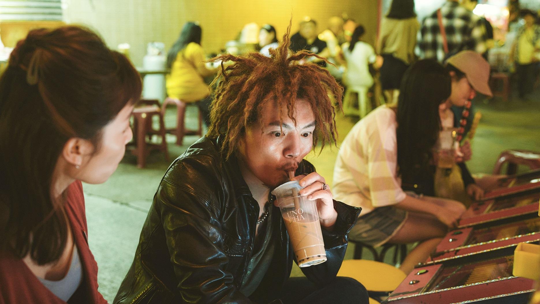 春風與宋芸樺在《請問,還有哪裡需要加強》上演一段怪伽戀曲。(劇照)