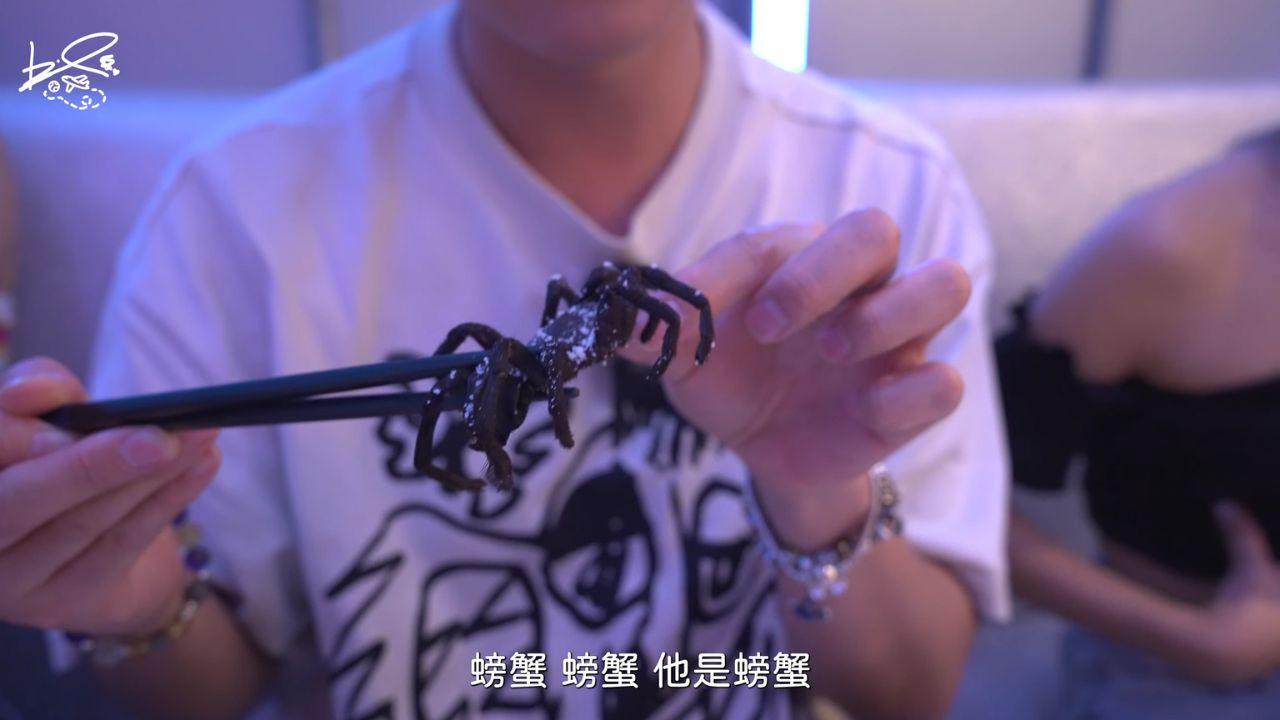 李岳與啦啦隊女神慈妹、廖廖好辣到日本旅行拍節目,想不到要生吞壁虎、蜘蛛。(李岳Youtube截圖)