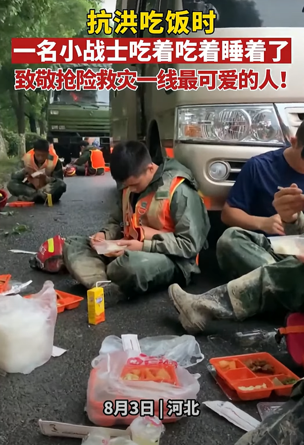 河北水災︱《河北日報》發布的救災片段被眼尖網友抓包疑是移花接木。(圖/翻攝微博)