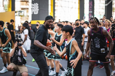 韋迪與香港小將打成一片