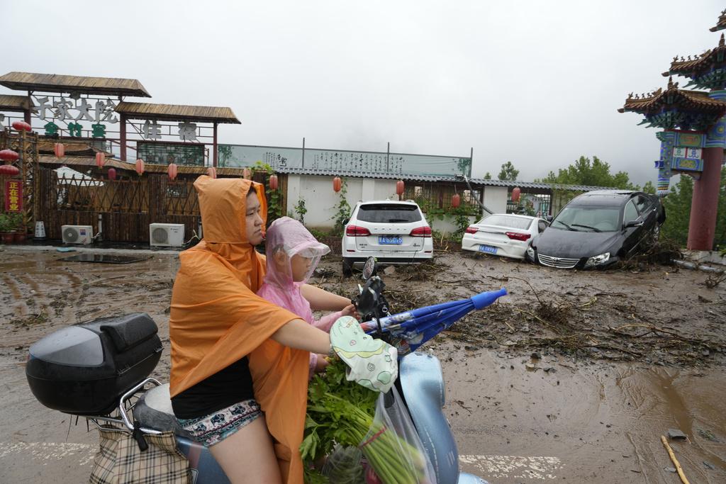 北京暴雨|增至11死27人失聯 房價萬元頂奢酒店遭沖毀。(美聯社)
