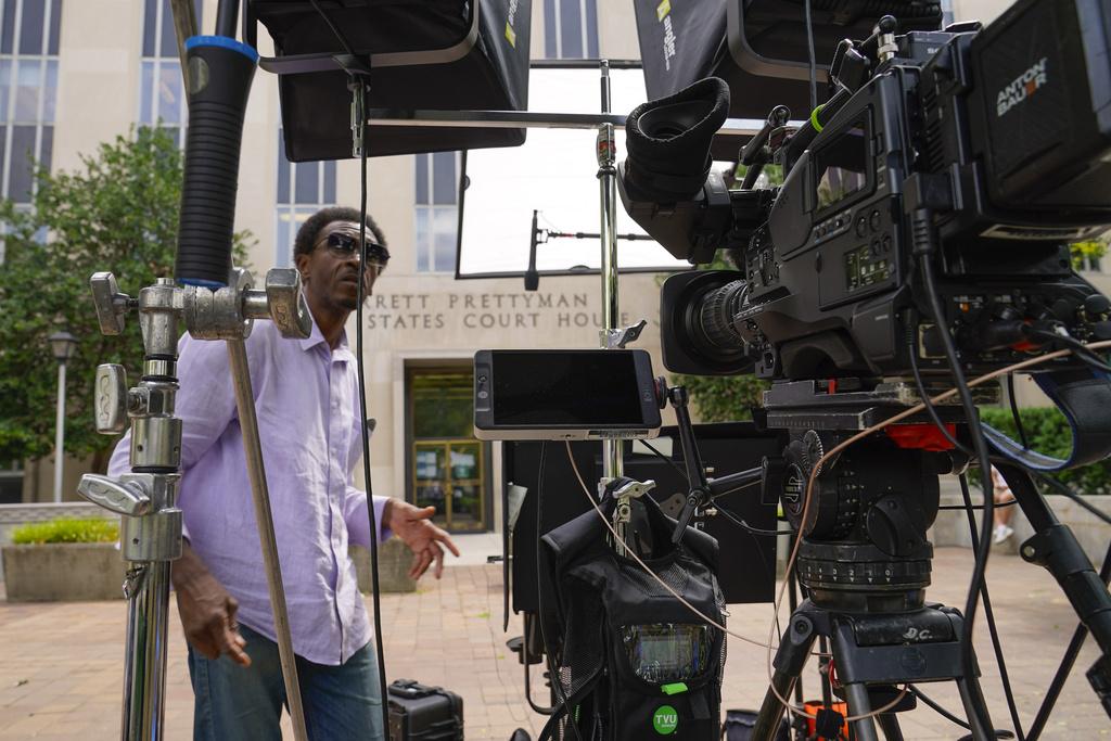 傳媒在法院外部署。(美聯社)