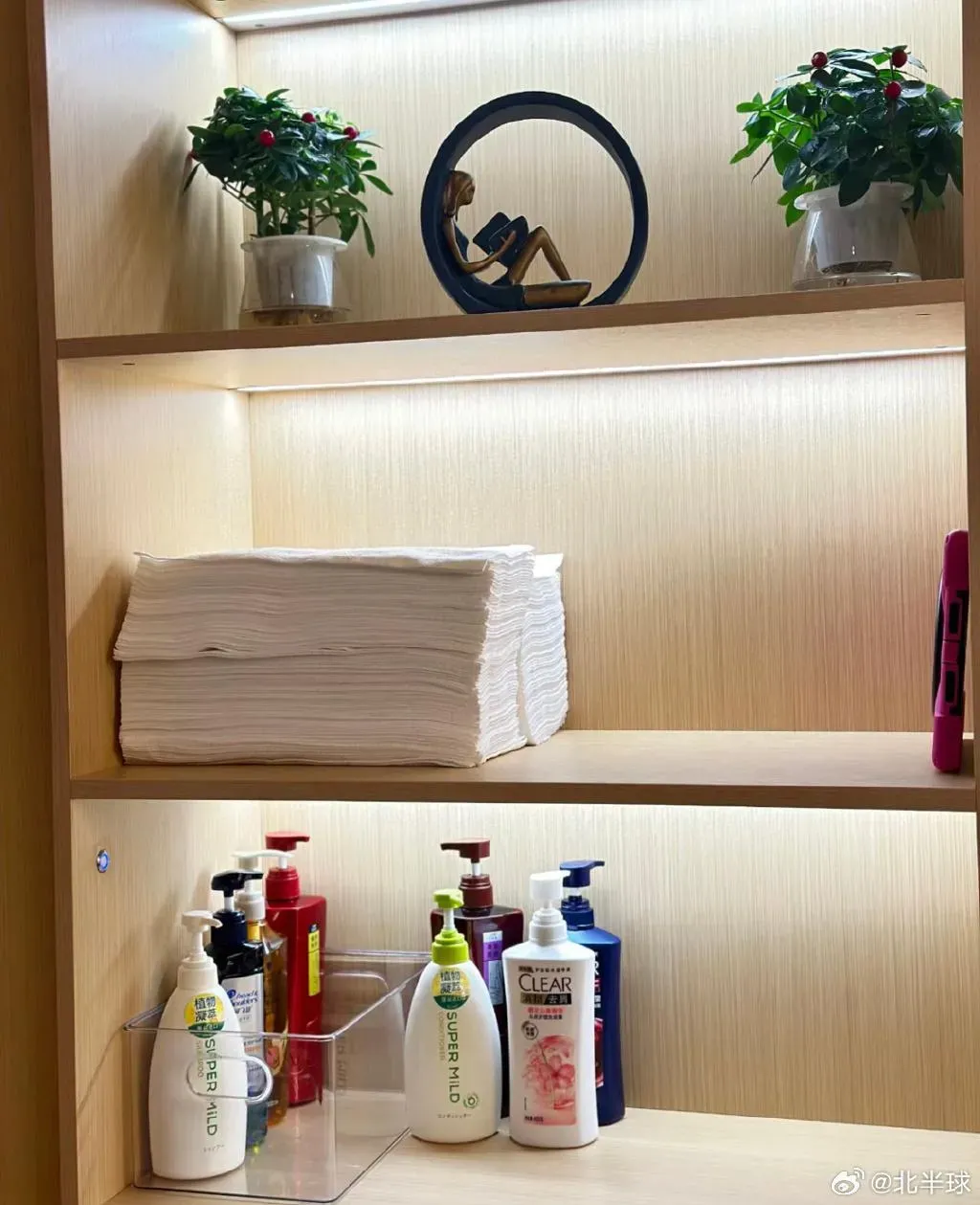 海底撈無錫茂業天地店架上髮品毛巾一應俱全。(圖/翻攝微博@北半球)