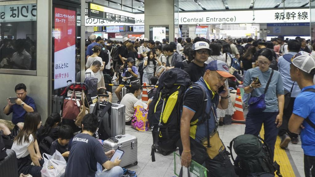 大阪聚集大量準備盆節後回家的旅客。(美聯社)