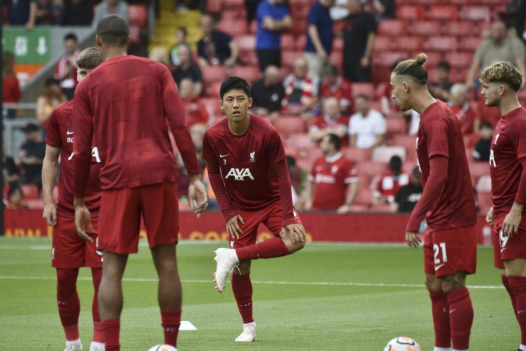 遠藤航加盟利物浦後,首戰鬥般尼茅夫先列後備。(美聯社)