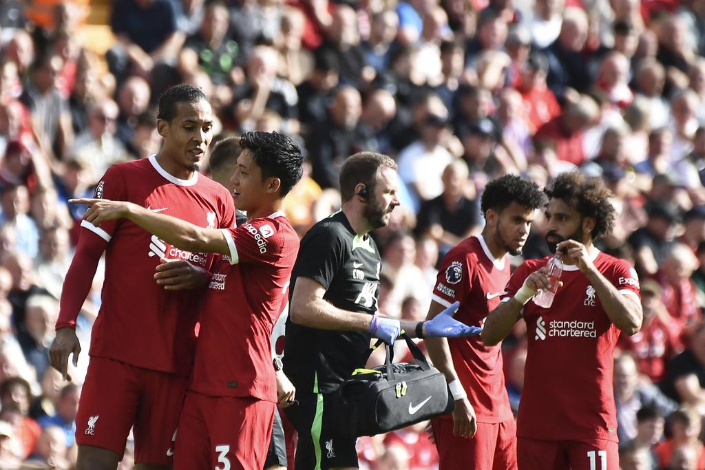 麥武里士打領紅後,遠藤航入替並與華基爾雲迪積克溝通。(美聯社)