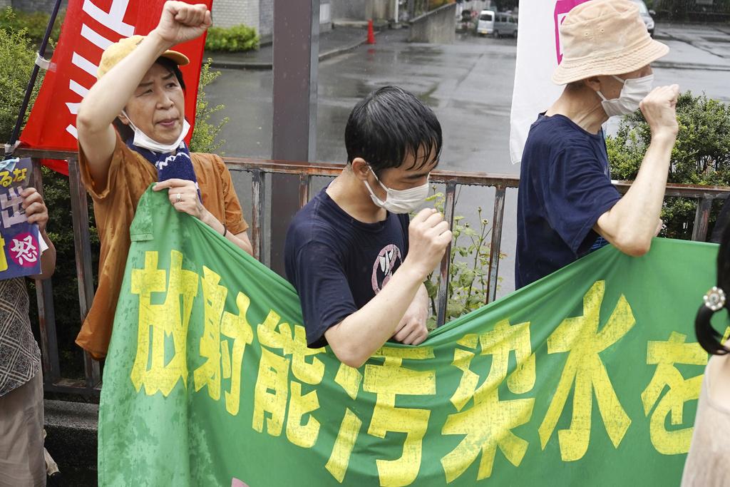 福島核污水|民間團體到東京首相官邸抗議政府強行排放核污水。(美聯社)
