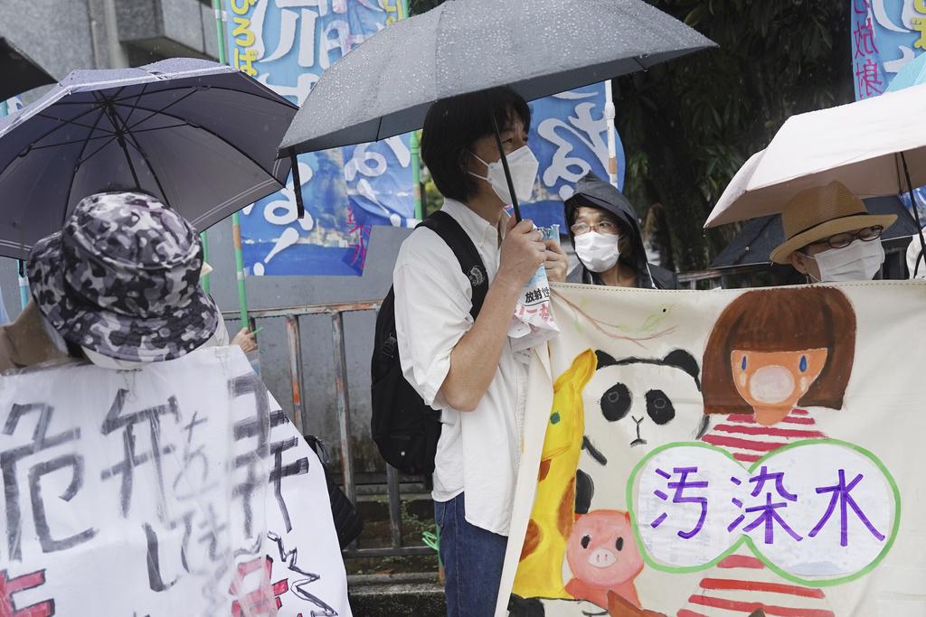 福島核污水|民間團體到東京首相官邸抗議政府強行排放核污水。(美聯社)