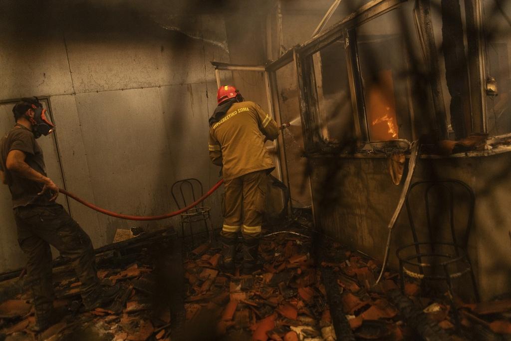希臘北部發生大規模山火。(美聯社)