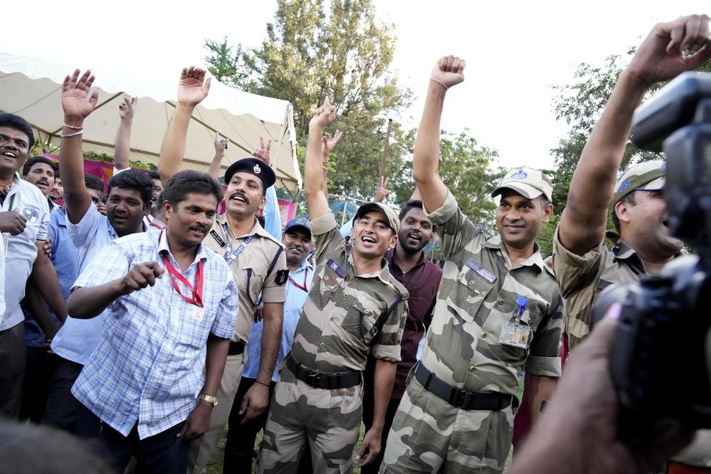 月球南極|印度月船3號成功軟著陸月球南極創全球首例,舉國振奮。(美聯社)