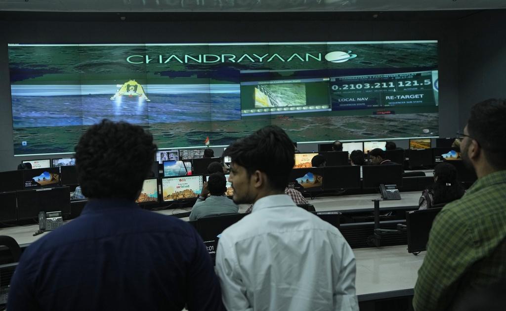 月球南極|印度月船3號成功軟著陸月球南極創全球首例,舉國振奮。(美聯社)