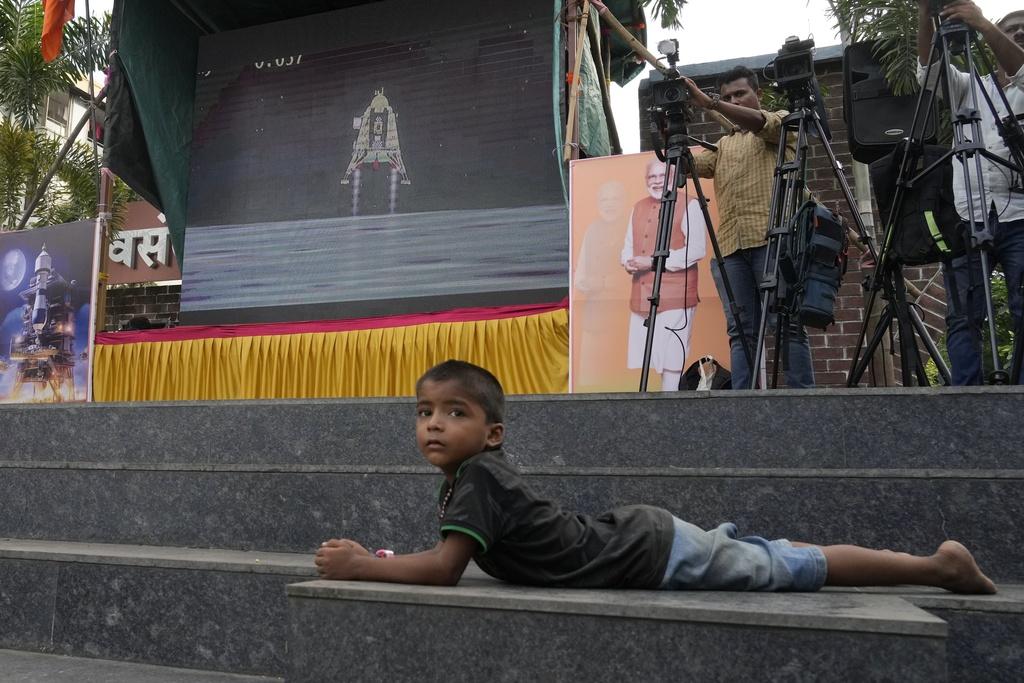 月球南極|印度月船3號成功軟著陸月球南極創全球首例,舉國振奮。(美聯社)