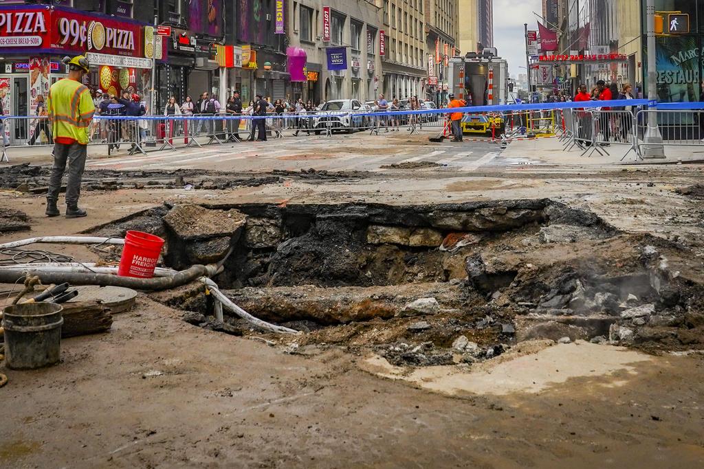 工人掘開地面搶修。(美聯社)