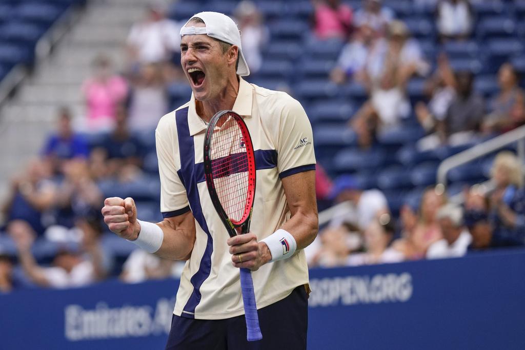 將退役的伊斯拿首圈晉級。(美聯社)