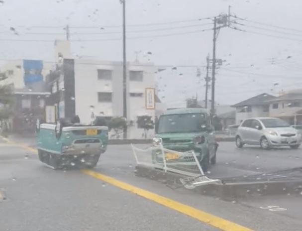 卡努吹襲沖繩吹翻車輛。(影片截圖)