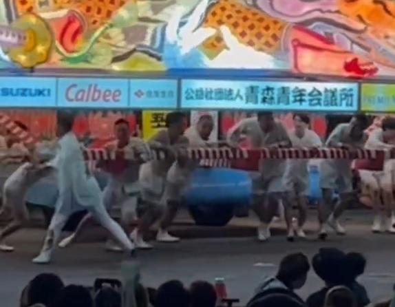 負責指引的職員用扇襲擊轎夫們。(影片截圖)