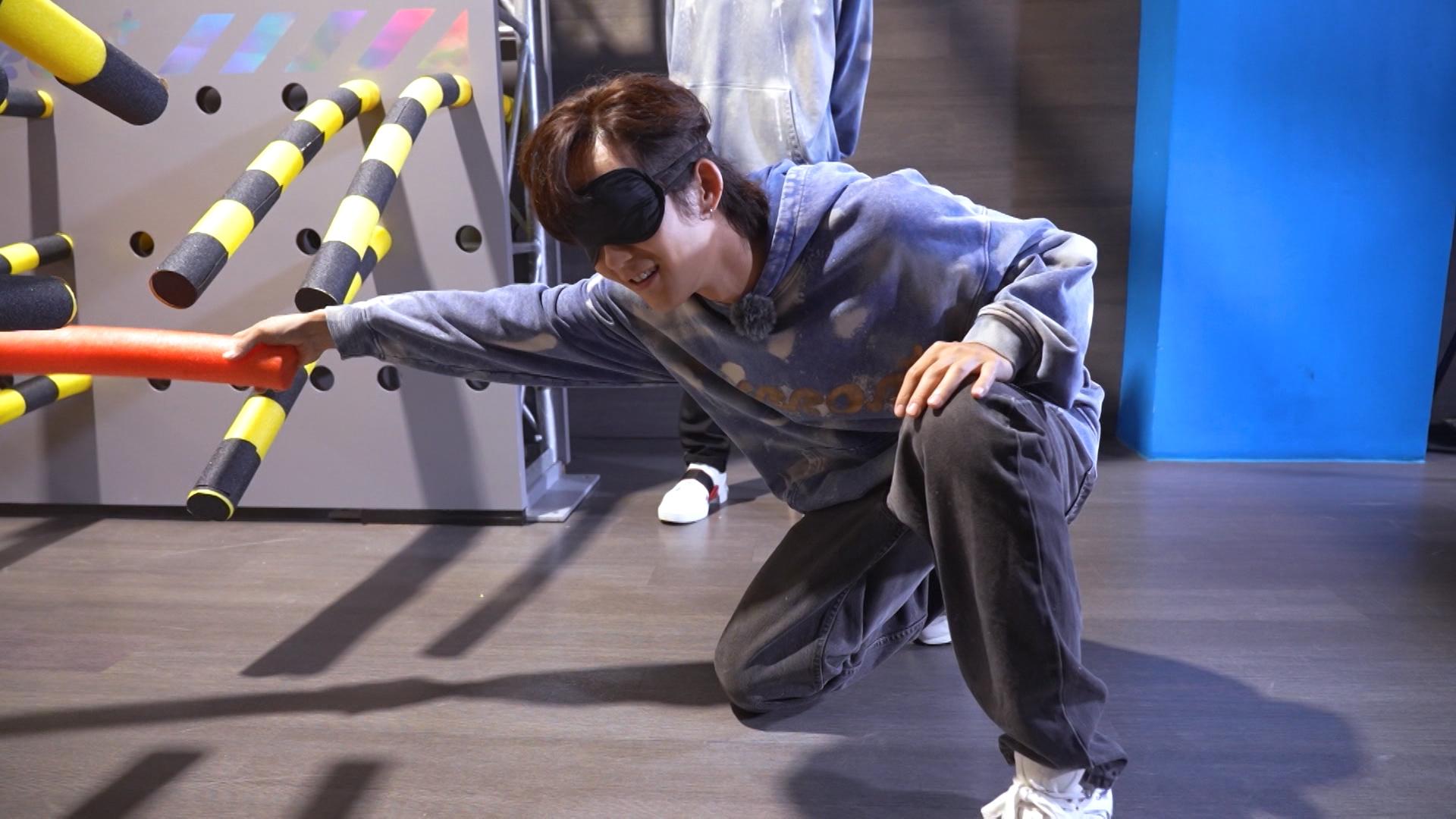 「終極Boss」Alton戴眼罩亂揮道具棒攻擊Edan。