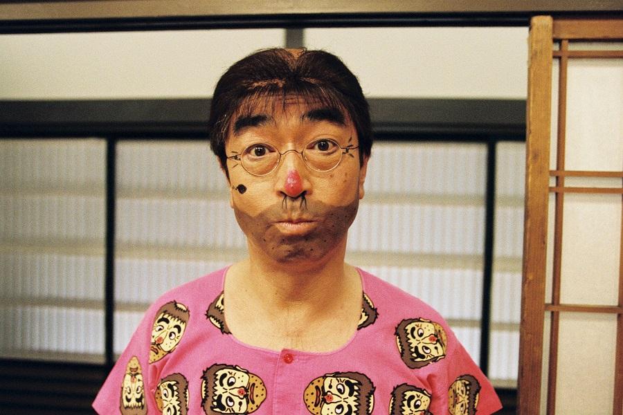 志村健多扮演搞笑醜角,其中一個成功角色是「怪叔叔」。