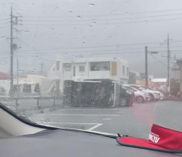 卡努吹襲沖繩吹翻車輛。(影片截圖)