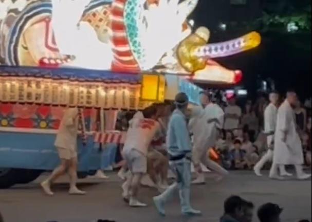 負責指引的職員用扇襲擊轎夫們。(影片截圖)