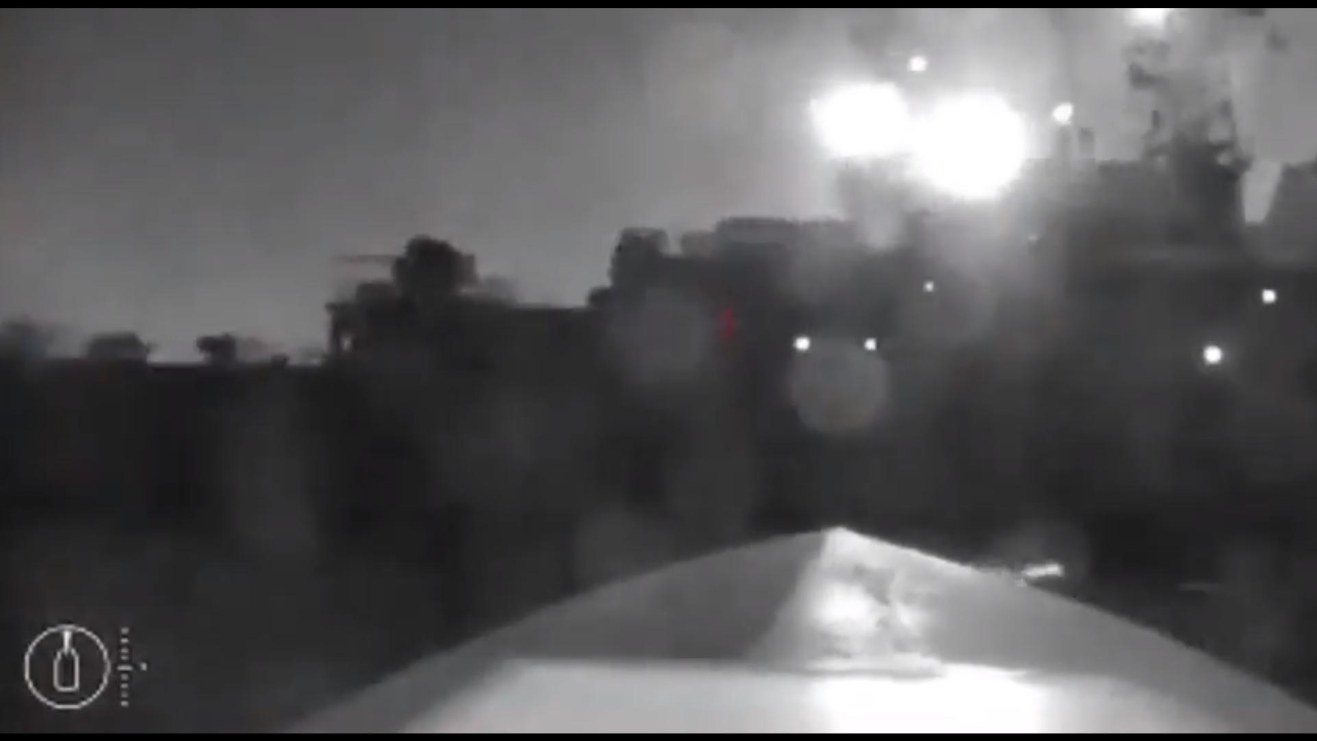 無人船駛近海軍艦隻後爆炸。(影片截圖)