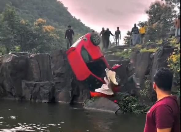 男子隨車子墮下。(影片截圖)