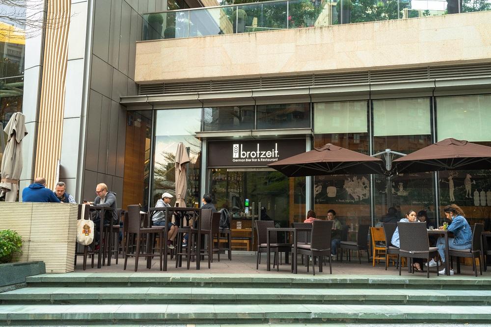 毛孩好去處│Brotzeit German Bier Bar & Restaurant 凡攜同寵物於戶外用餐區惠顧即可享主餐牌 85 折優惠,餐廳亦會 細心為狗狗提供免費的水碗和狗點心。