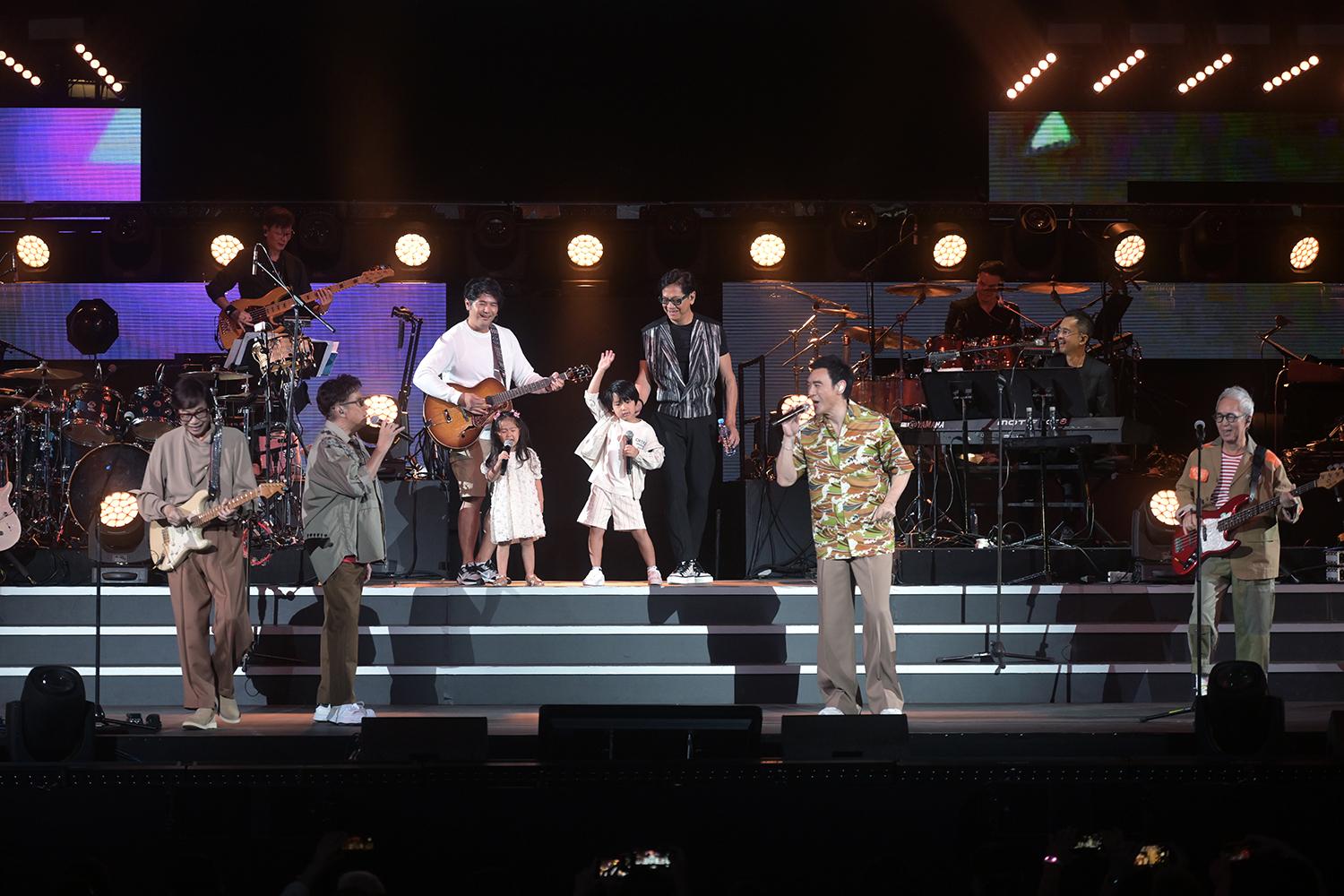 陳友與兒子及孫仔孫女三代同台合唱,場面溫馨。