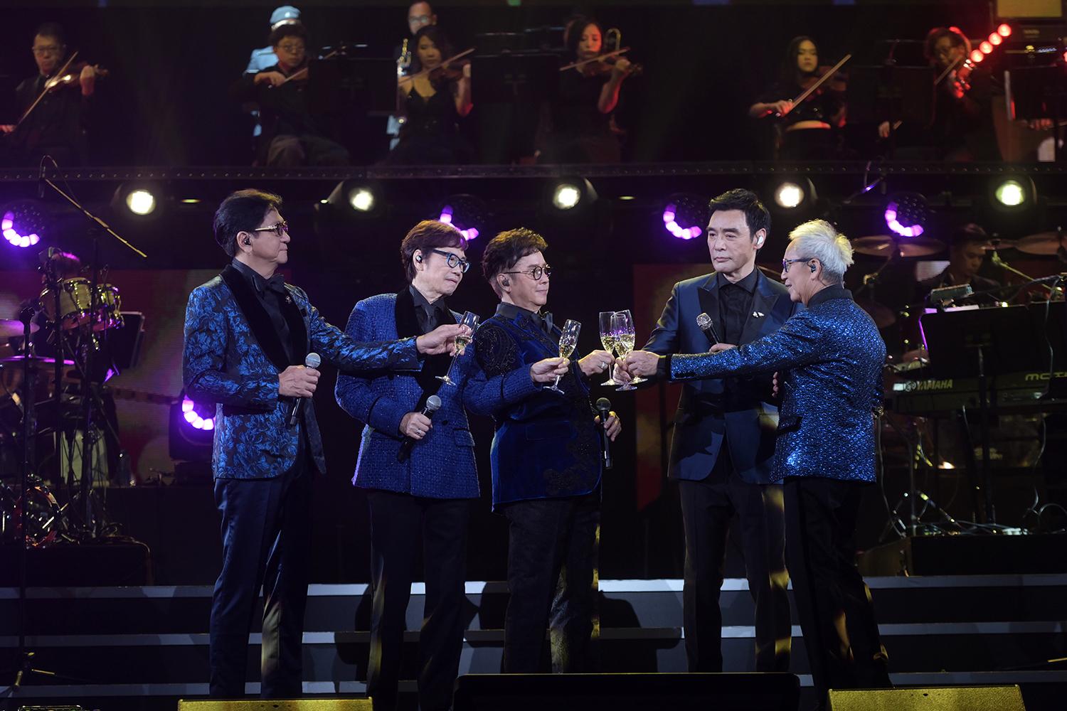 溫拿樂隊寶刀未老,唱足3小時。