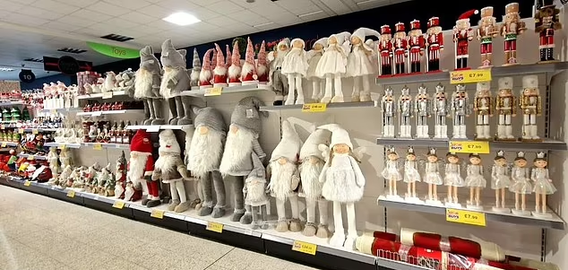 該家品店8月已把聖誕裝飾上架。(互聯網)