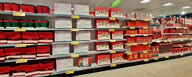 該家品店8月已把聖誕裝飾上架。(互聯網)